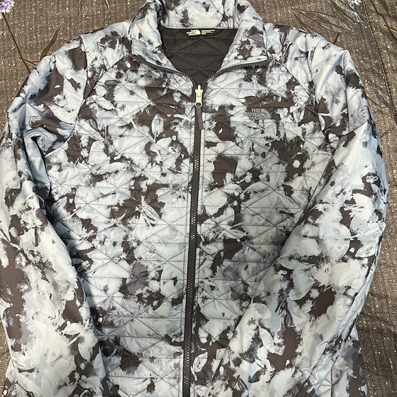 The north face jacket in women medium size. Two layers, barely worn, blue color - Picture 4 of 5